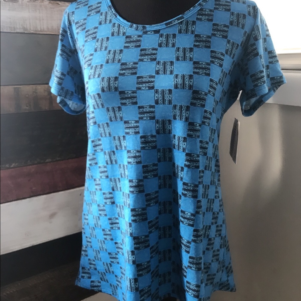Buy 2 get 1 ♥️ NWT LuLaRoe XS Classic Tee